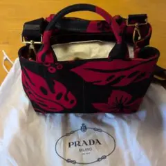 PRADA 黒と赤の花柄ショルダーバッグ