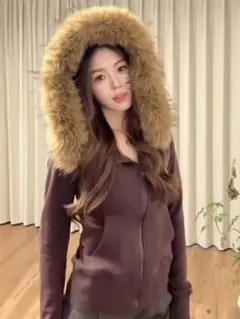 ファー付きフードパーカー　秋冬必須アイテム　普段使いに最適なトップス