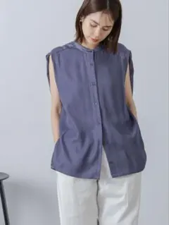 ★新品タグ付。nano・universeタックノースリーブスタンドカラーブラウス