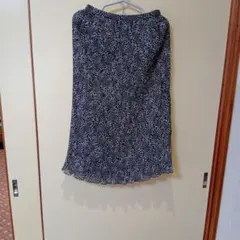 黒と白のドット柄プリーツロングスカート