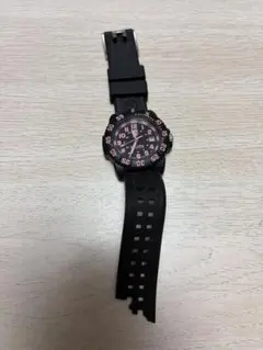 黒とピンクのクォーツ腕時計