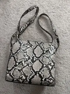 ショルダーバッグ　パイソン柄