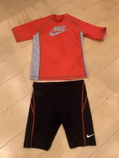 ナイキ　水着　ラッシュガード １５０　レッド、ブラック