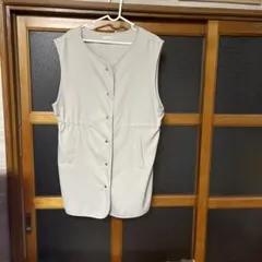 ベージュ ノースリーブベスト