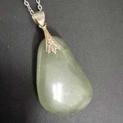 色石 滴型ペンダント シルバーチェーンネックレス グリーン