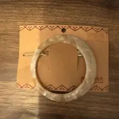 クリーム色 アクリル ヘアクリップのサムネイル