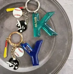 レジンイニシャルキーホルダー アルファベットチャーム 野球キーホルダー