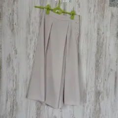 薄いベージュ プリーツスカート ひざ丈