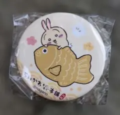 ちいかわもぐもぐ本舗 鯛だらけな マット缶バッジ ウサギ