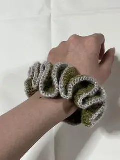 オリーブグリーンとグレーのシュシュ