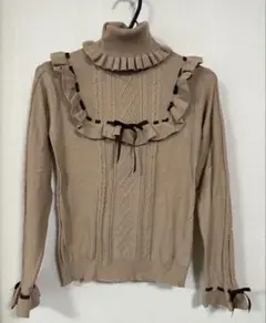 axes femme kids フリル付きタートルネックセーター ベージュ