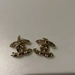 CHANEL ゴールド ロゴ刻みチャーム2個セット