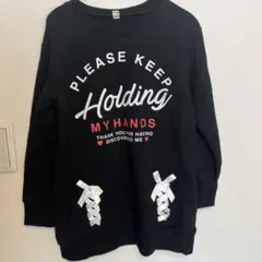 黒いリボン付きトレーナー