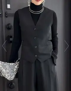 リエディ　ブラックボタン付きベスト