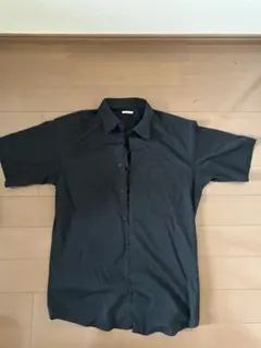 黒のボタンアップ半袖シャツ GU 襟