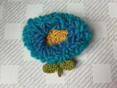 青い花のブローチ　北欧風　パンチニードル　かぎ針編み　ハンドメイド