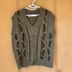ZARA ニットベスト　未使用に近い