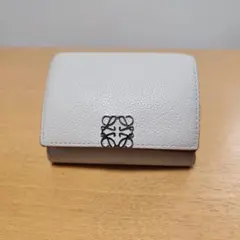【美品】ロエベ アナグラム トライフォールド ウォレット　サンド