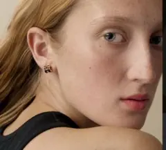 hロゴ hピアス hモチーフ h ポップブラックピアス