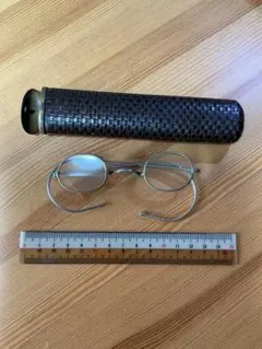 アンティーク 丸眼鏡(メガネ)とキセル入れ風の携帯ケース