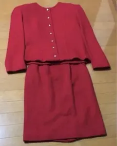 レッド ジャケットとスカートのセット