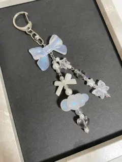 ハンドメイド　キーホルダーアクセサリーチャームストラップ　ホワイト系