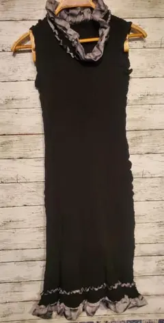 ISSEY MIYAKE me ブラック ノースリーブワンピース　襟·裾フリル