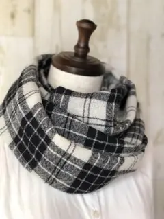 メチャ軽❣️ピュアウールガーゼ二重巻きスヌード❤️クラシカルタータンチェック黒×白