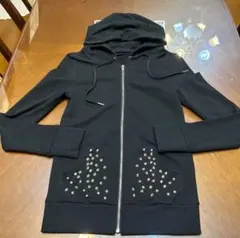 スタッズ付きブラックフードパーカー