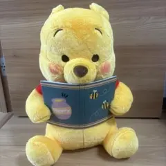 くまのプーさん 本を持ったぬいぐるみ