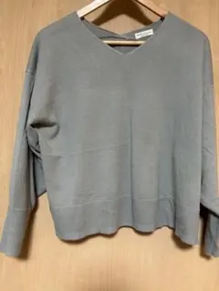 ライトグリーンVネック 長袖ニット