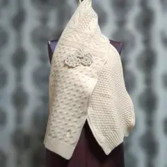 クリーム色 ケーブルニットマフラー 花モチーフ付き