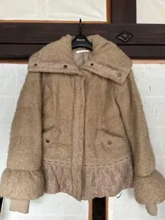 アクシーズファム　モコモコ　ダウンコート　ベージュMサイズ　レース