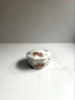 449 深川製磁 オールド深川 菊花に蝶柄の蓋物 富士流水 皇室御用達