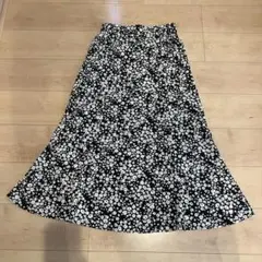 ロングスカート 黒地 白い花柄