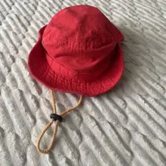 ビームス　赤いバケットハット 笑顔の刺繍付きのサムネイル
