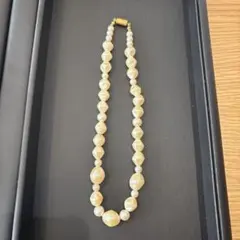 真珠と金属製ビーズネックレス