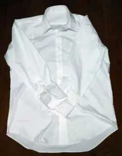 レギュラーカラー　ホワイト 長袖シャツ 胸ポケット付き　カッターシャツ