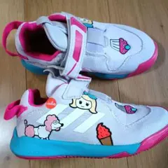 adidas　キャラクターイラスト付きキッズシューズ