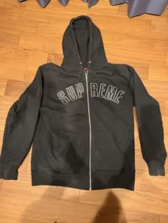 Supreme アーチロゴジップアップパーカー ブラック - メルカリ