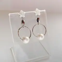 #151 デザインリングとコットンパールの貼るピアス ホワイト
