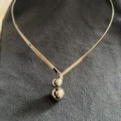 シンプルな金属製チョーカー