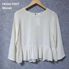 FROM FIRST Museeアイボリー フリル裾 長袖ブラウスのサムネイル
