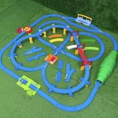 プラレール レイアウト 踏切 駅 転車台 のびーるトンネル ガタゴト橋 架線柱