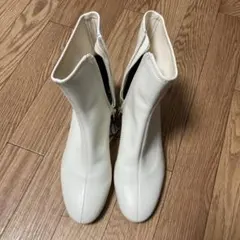 ZARA 白ブーツ　未使用品