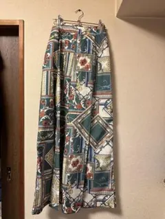 スラックス グリーン　装飾的パターンのスラックス