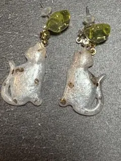 猫型透明ピアス 緑色ビーズ付き