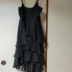 フリル付き黒スリップドレス