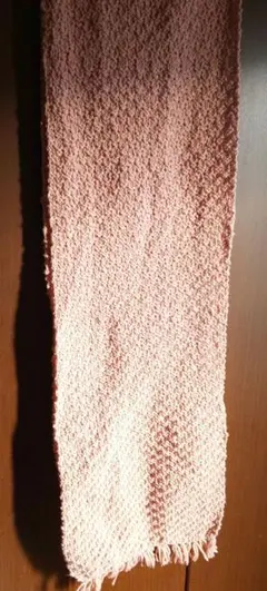 ピンク ニット手編みロングマフラー テクスチャー仕上げ