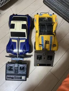 BANDAI製のレトロラジコンカー2台とコントローラー2台のセットです。のサムネイル